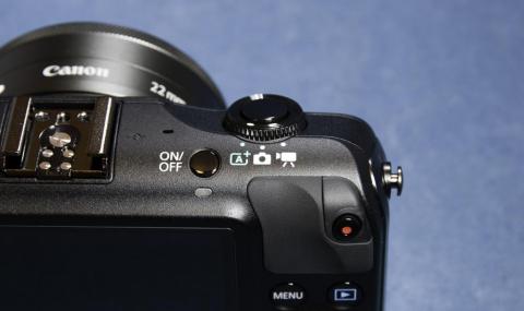 思った以上に小さかった - Canon デジタル一眼カメラ EOS M(ブラック) EF-M22 STMレンズキット EOSMBK