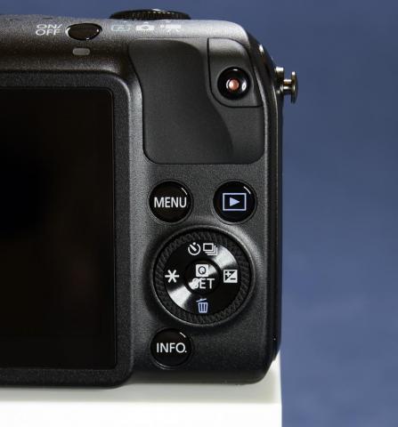 思った以上に小さかった - Canon デジタル一眼カメラ EOS M(ブラック) EF-M22 STMレンズキット EOSMBK