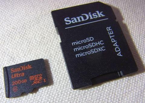 素っ気ない装丁だが、「SanDiskであること」が重要