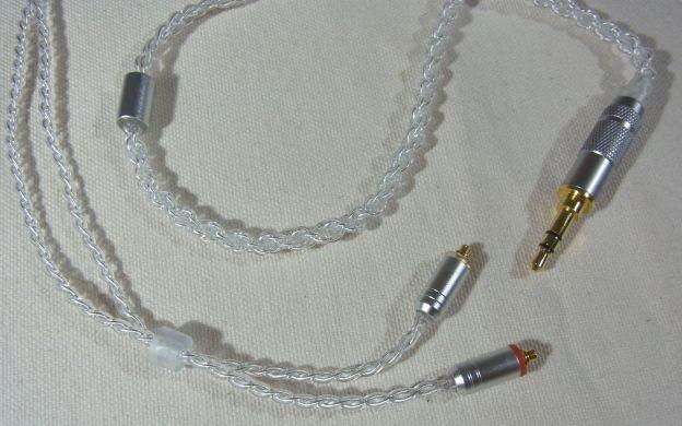 両端の金メッキ、コネクター／プラグのつや消し銀、透明感あるケーブルと樹脂部品