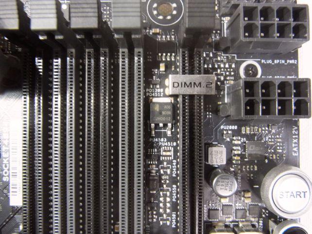 DIMM.2スロットはDDR3メモリ規格流用だが、誤挿入を防ぐ目的で一部端子のカバーがついている。