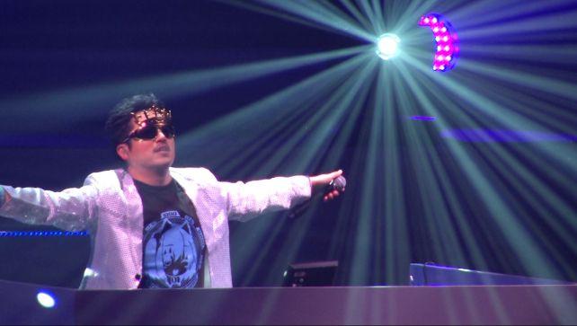 DJ MINORUは上着を羽織ってメガネを換えるだけだったので舞台上で間をつないだ