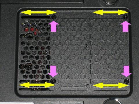 ３．５インチドライブケージはねじを緩めると（ピンク矢印）前後に約４５mmスライドします（黄色い矢印）