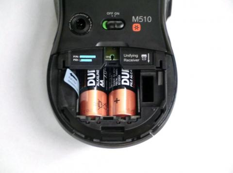 単3電池2本使用、本体にレシーバ収納部あり
