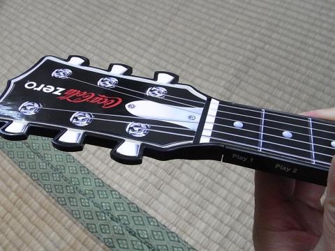 大人も遊べる 楽器のおもちゃ ペーパーギター ペーパーギター コカ コーラデザインのレビュー ジグソー レビューメディア