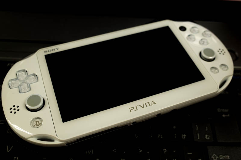 こちらも ホワイトで・・・ - PlayStation Vita Wi-Fiモデル ホワイト (PCH-2000ZA12)のレビュー