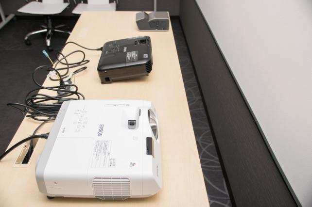 業務用ならではの安定感ある短焦点プロジェクター Epson プロジェクター Eb 535wのレビュー ジグソー レビューメディア