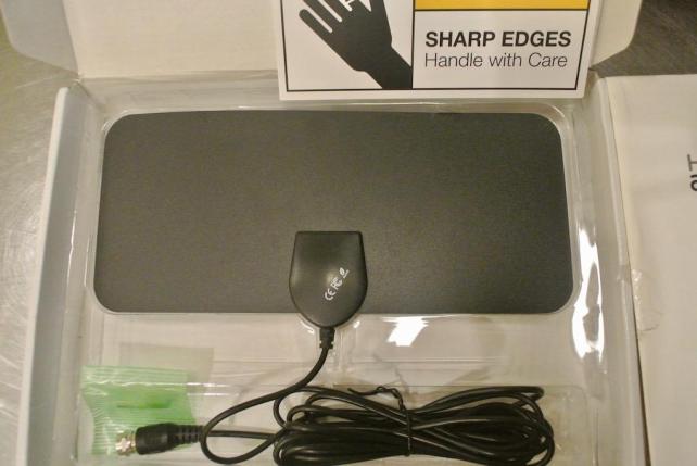 台風被害でアンテナ破損 電気屋さんが来てくれるまで これで間に合わせることができるかもよ テレビ アンテナ 室内 Hd デジタル Tvアンテナケーブル ペーパーアンテナ 卓上 Tv アンテナ 80km受信対応 ブースター付き 1080p Usb式 5mケーブル付き Avアクセサリ 設置簡単