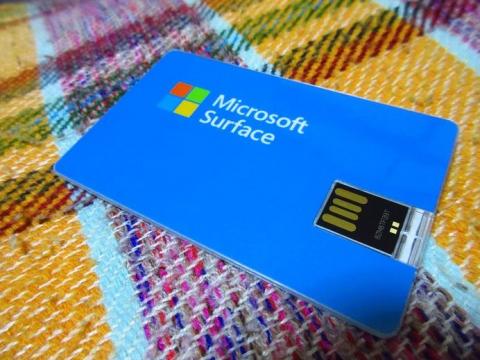 Microsoft Surface のロゴが入ったカード型の USB フラッシュドライブ
