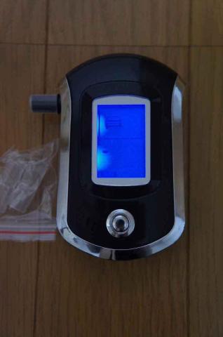 数値とアイコンで アルコールを測定してくれます qtuo アルコールセンサー ledデジタル飲酒検知器 アルコール測定器 アナライザ テスター 飲酒チェックのレビュー ジグソー レビューメディア