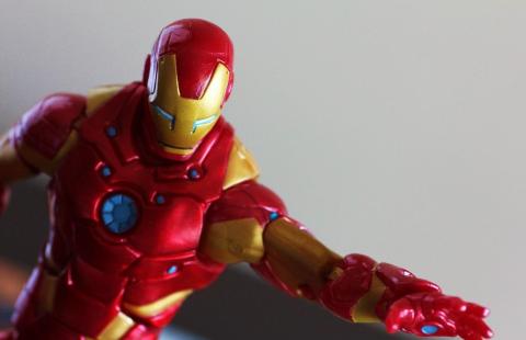 あまりにも社長がクールすぎるのでパッケージを開けちゃいました ハズブロ アクションフィギュア 6インチ レジェンド 03 アイアンマン 原作モダン版 のレビュー ジグソー レビューメディア