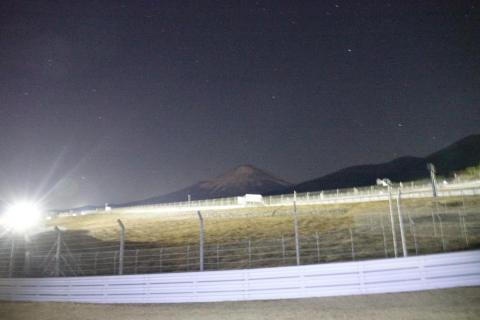 真夜中の富士スピードウェイ冷えます