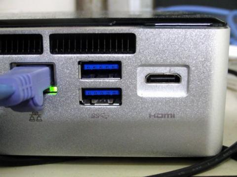 NUCにも付属のMini HDMI→Micro HDMIケーブルで接続。給電もUSBで楽々です