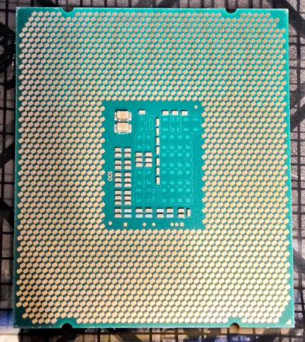 ヒートスプレッダ面の写真は事情によりお見せできないが、今回入手したCPUが  Xeon E5-2667v3であることは、CPU-Zの画面から確認できる。