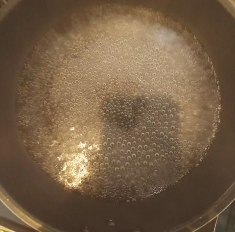 鍋か深めのフライパン等に沸騰したお湯を用意します