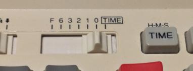 桁位置セレクタ。その横のTIMEボタンは時間計算モードで時・分・秒の区切りに使用する
