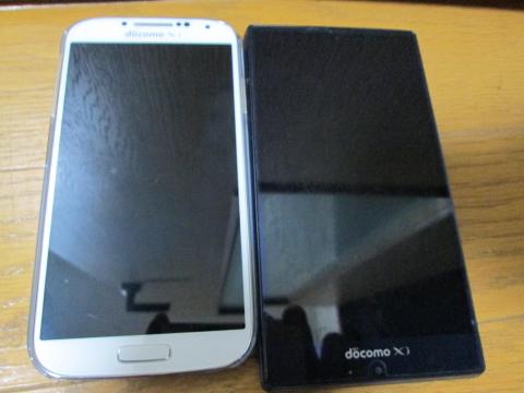 左：Galaxy S4　右：アクオスフォンゼータ（SH-01G）