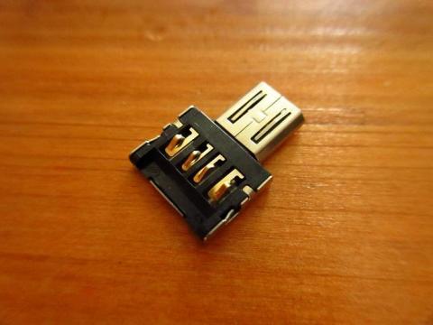 USB A オスの端子に接触する部分