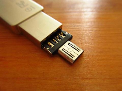 USB A オスの端子に本体の端子が接触するように装着する