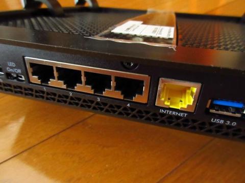 インターネット接続をおこなうギガビットに対応した WAN ポートとギガビットに対応した LAN ポートが 4 つ備わる