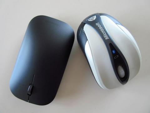 お気に入りの Microsoft Bluetooth Notebook Mouse 5000 と大きさの比較