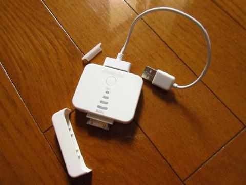 付属の USB ケーブルは充電器の充電に使用できます