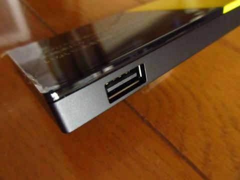 マウスやキーボードを接続することができる USB 端子