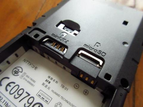 ドコモ miniUIM カードスロットと microSD カードスロットが確認できる