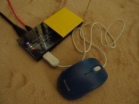 操作は USB 端子に接続したマウスやキーボードでおこなうことができる