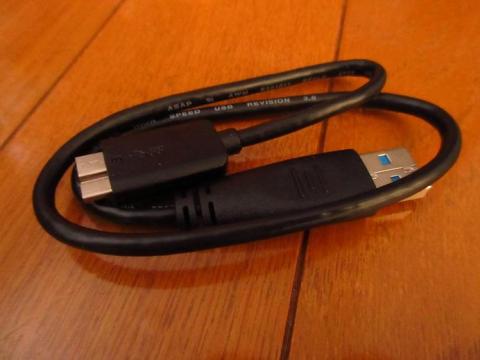 本体側に接続する USB 3.0 ケーブル