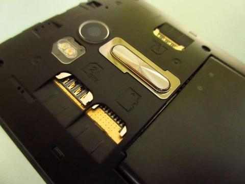 左側の上側が SIM カードスロット 2 で下側が microSD カードスロット