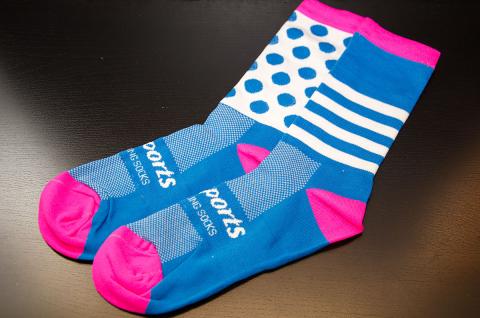 アシンメトリーでド派手なサイクリングソックス サイクリングソックスのレビュー ジグソー レビューメディア