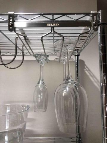 手軽に設置できるワイングラスホルダー Hulisen 改良版 ワイングラスホルダー 棚厚さ調節可能 ワイングラスハンガー 吊り下げ 穴あけ不要 ねじ止め 18 8ステンレスのレビュー ジグソー レビューメディア