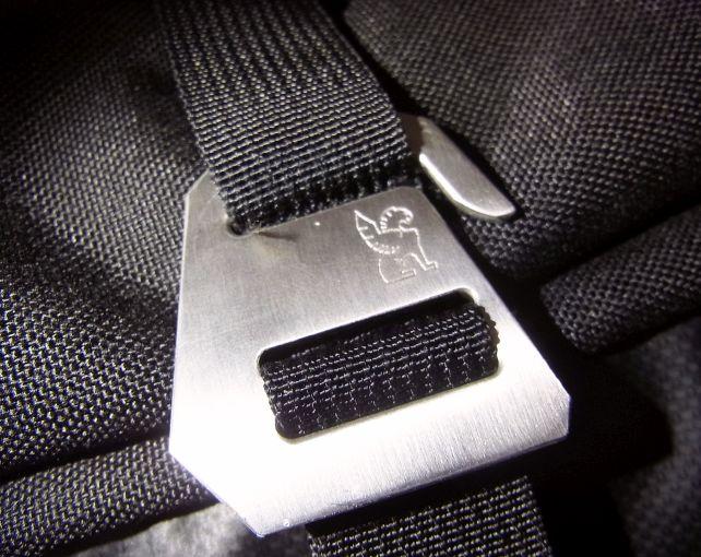 CHROME伝統のシートベルトバックルではないが、簡単に、かつ、しっかりと留められる口金