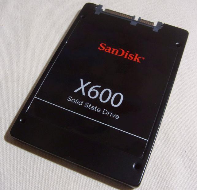 本体そのものはいつものSanDisk SSD