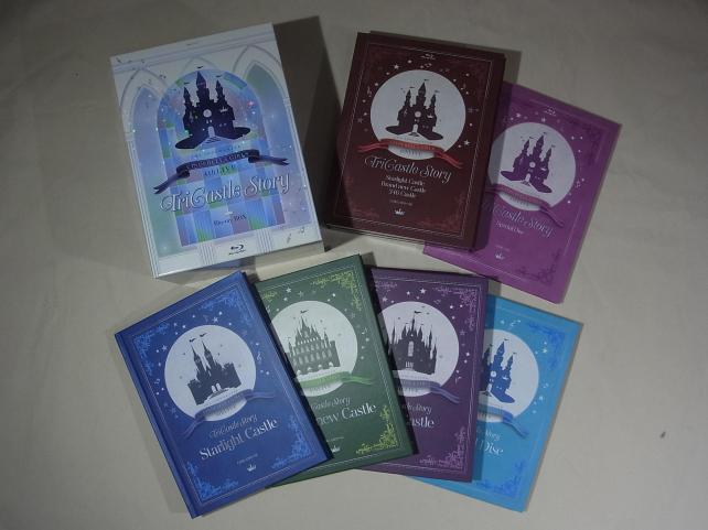 3つのお城とスペシャルディスクの冊子とディスクホルダー2つ