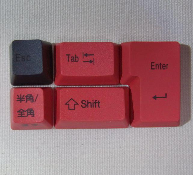 ゲーミングキーボードなら、カーソル用途のWASDキーの色違いが多いが、本品ではTabなど特殊キー