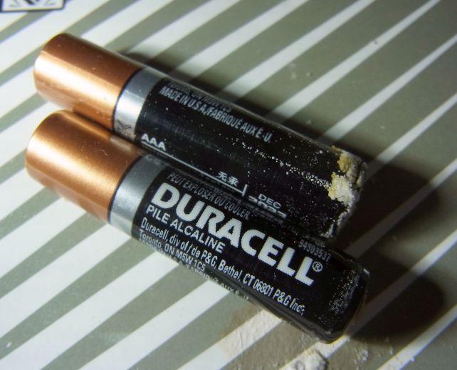 トランプ大統領の国製の乾電池だが、4年ほどであえなく液漏れ