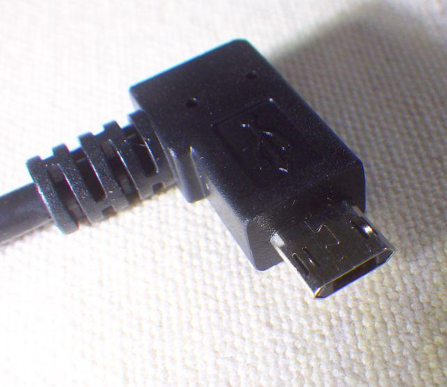 一般のmicro-USB B端子形状＝台形ではなく、六角形