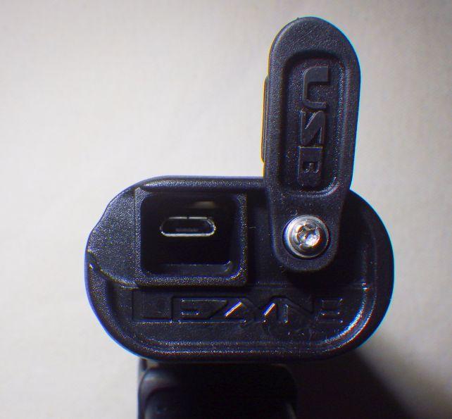 USB端子はラバーのキャップで隠されていて、雨でも安心