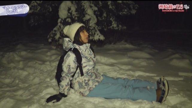 雪原に座ってオーロラを待つ