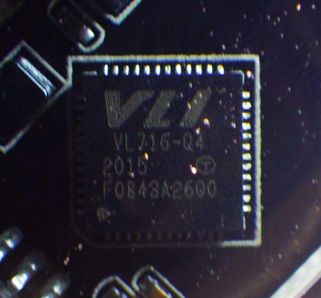 直接見えない側への実装だが、スモークケースを通しても「VIA Labsの「VL716-Q4」という刻印が見える