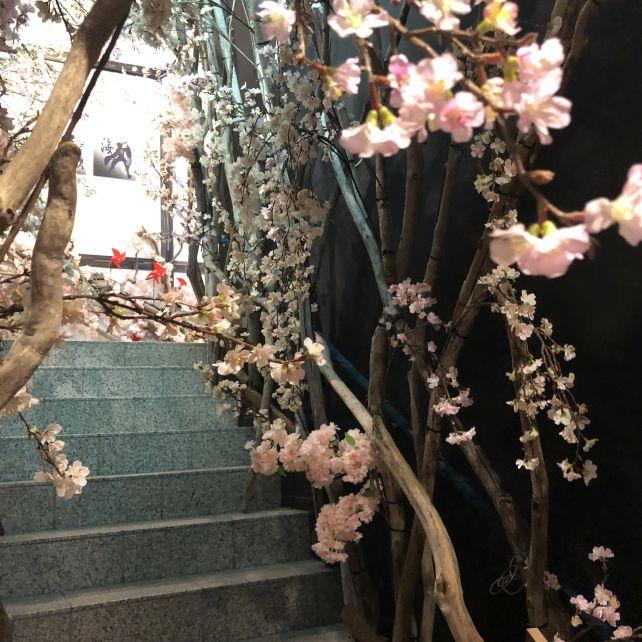桜が飾られたエントランス