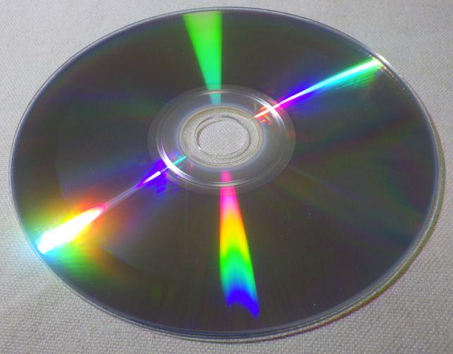 コスト削減のため、CDはプレスではなくCD-R