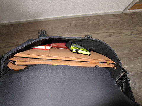 UltrabookとOn-Lapとノートと財布とスマホを入れてみた