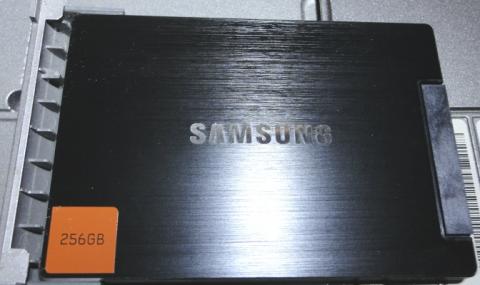 4.新SSDに同じようにカバーを取り付けます。(向きに注意！)-SSD表