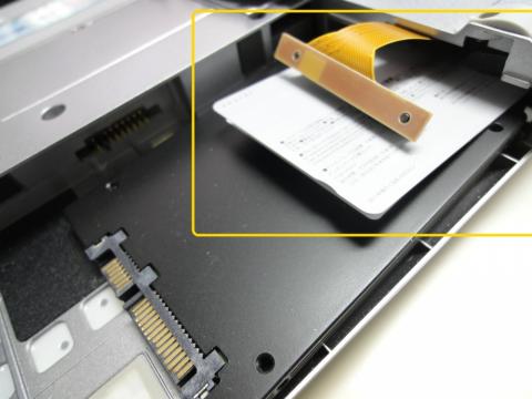 6.換装するSSDを入り口に置き、その上からテレホンカードを中に差し込みます。