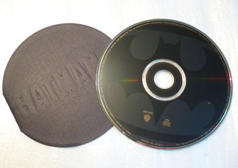 CDはダークグレー地に黒抜きのコウモリのシンボルが．．．英語歌詞カードは黒い地から字が浮き出しているという見にくさｗ