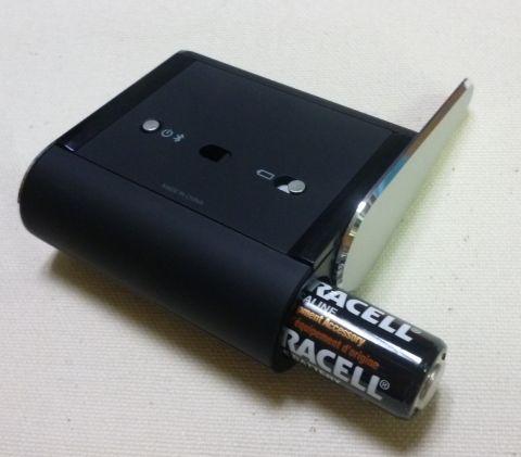 電池は手元側の一番太いところに入れる（単三乾電池と比べると小ささが判る）