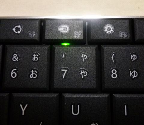 ペアリング待機中はキーボード上部のランプが緑⇔赤と光る